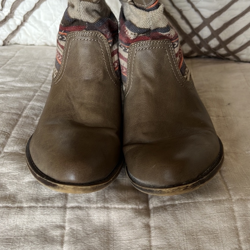 Unionbay Bootie With Slouch Patterned Top Size 9.5 - image 5